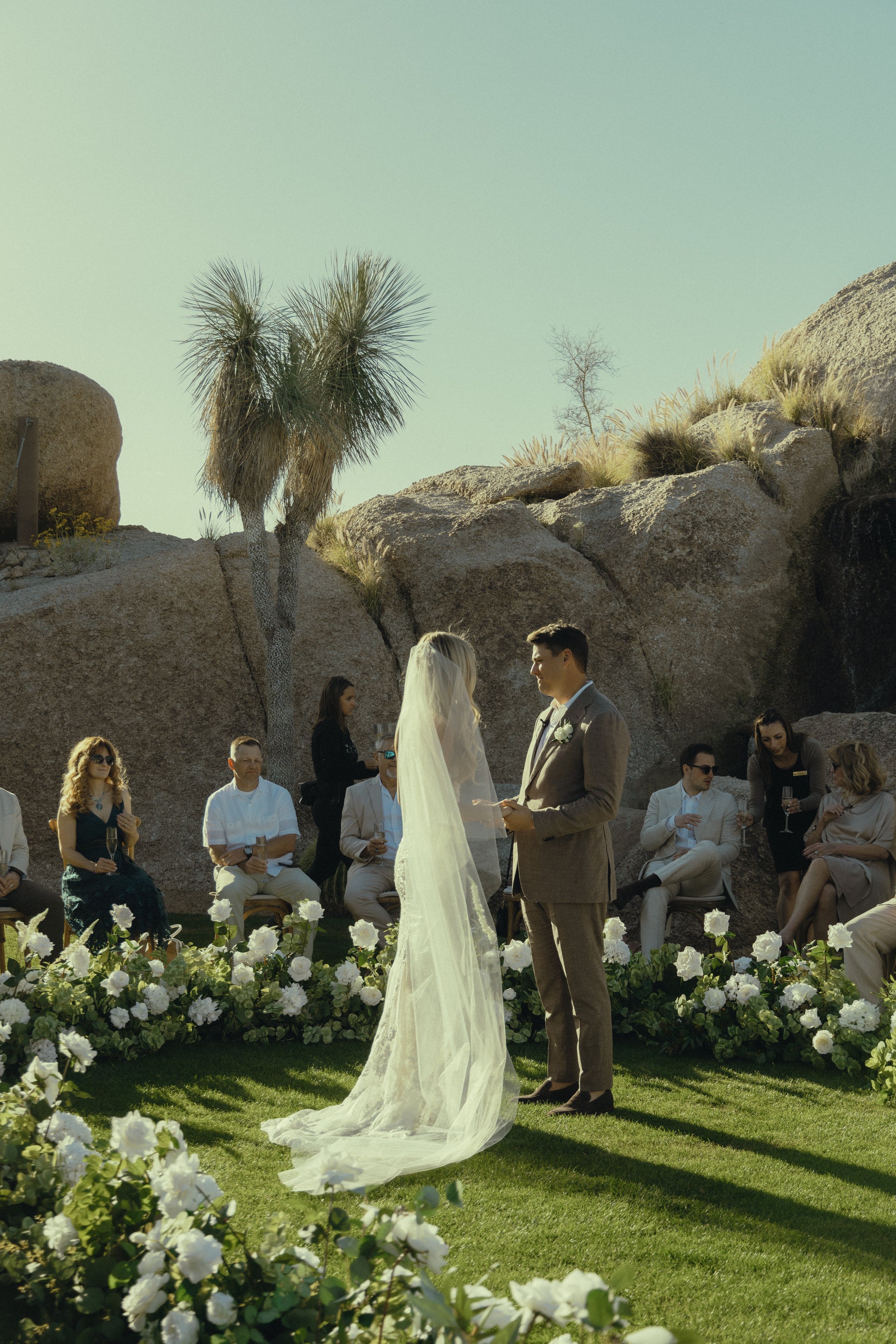 garden-aisle-flowers-rock-mountain-ceremony-couple