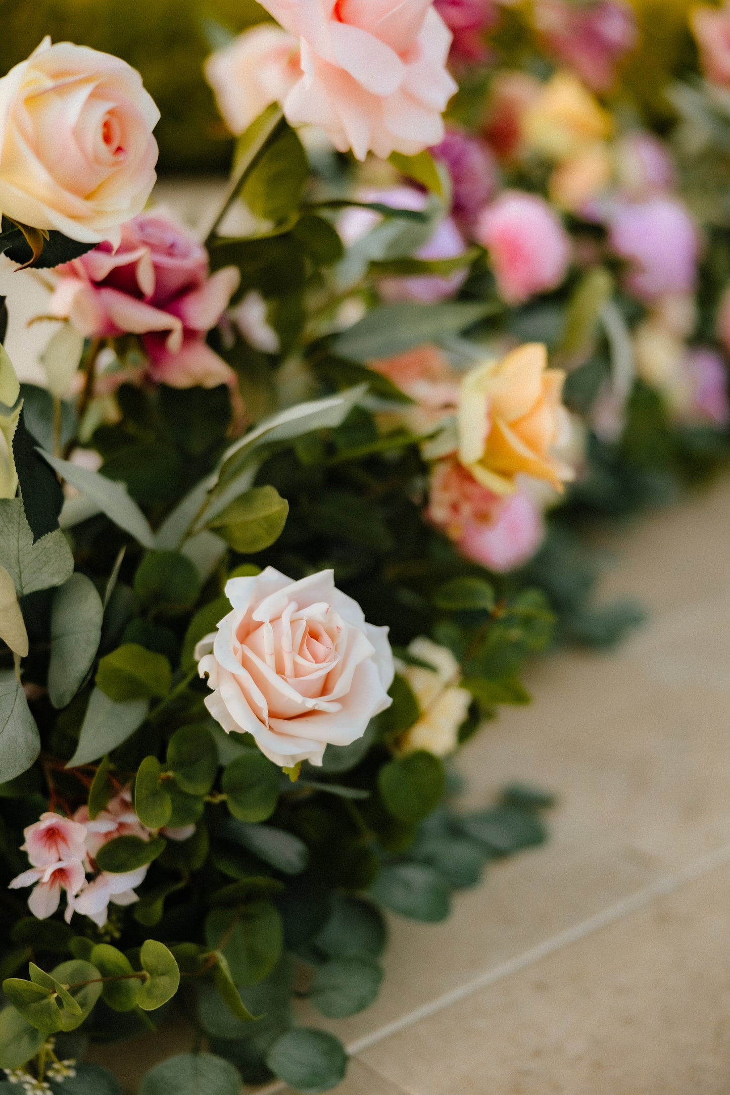 maylee-aisle-flowers-closeup