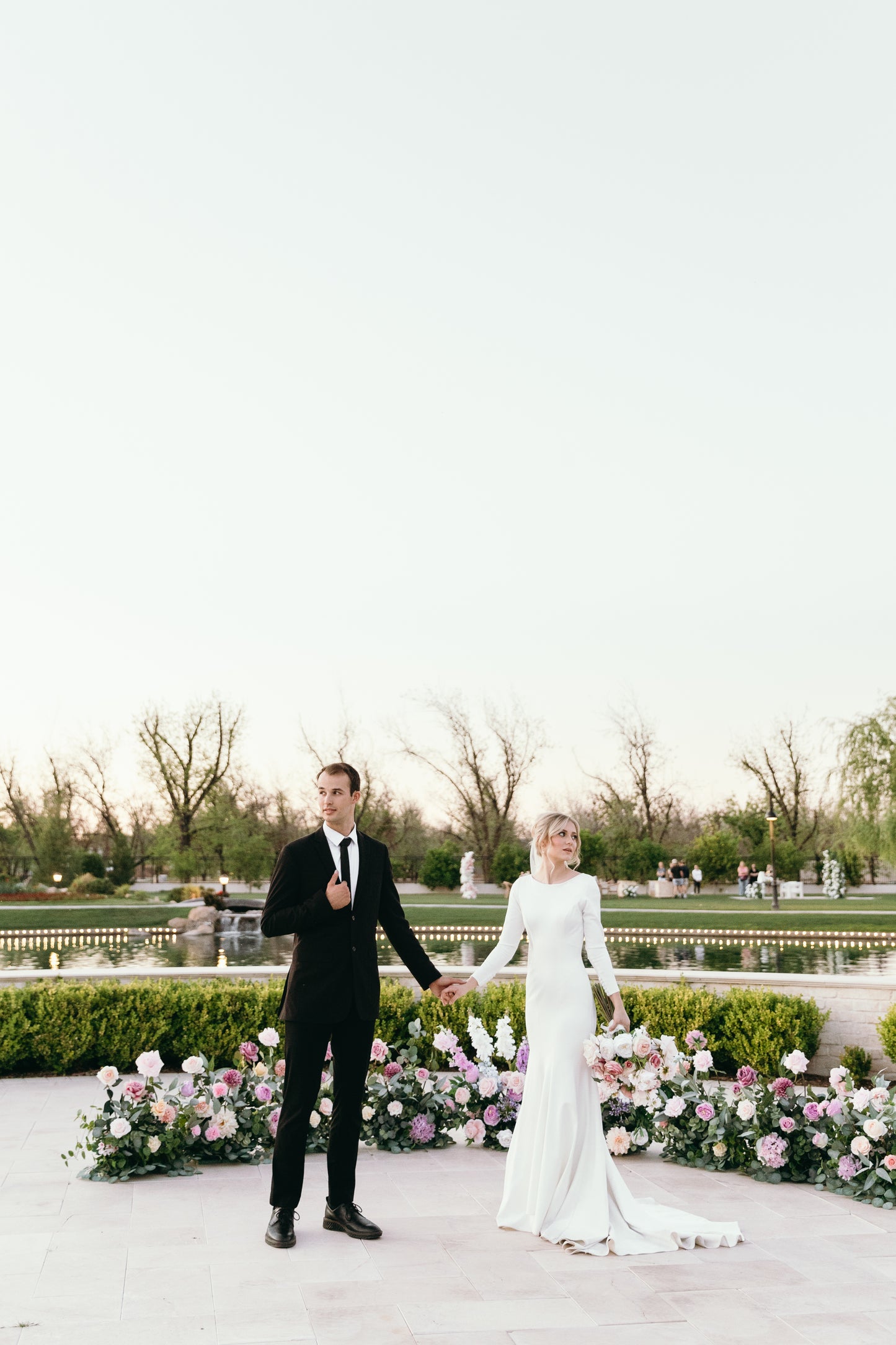 maylee-aisle-flowers-wiht-couple